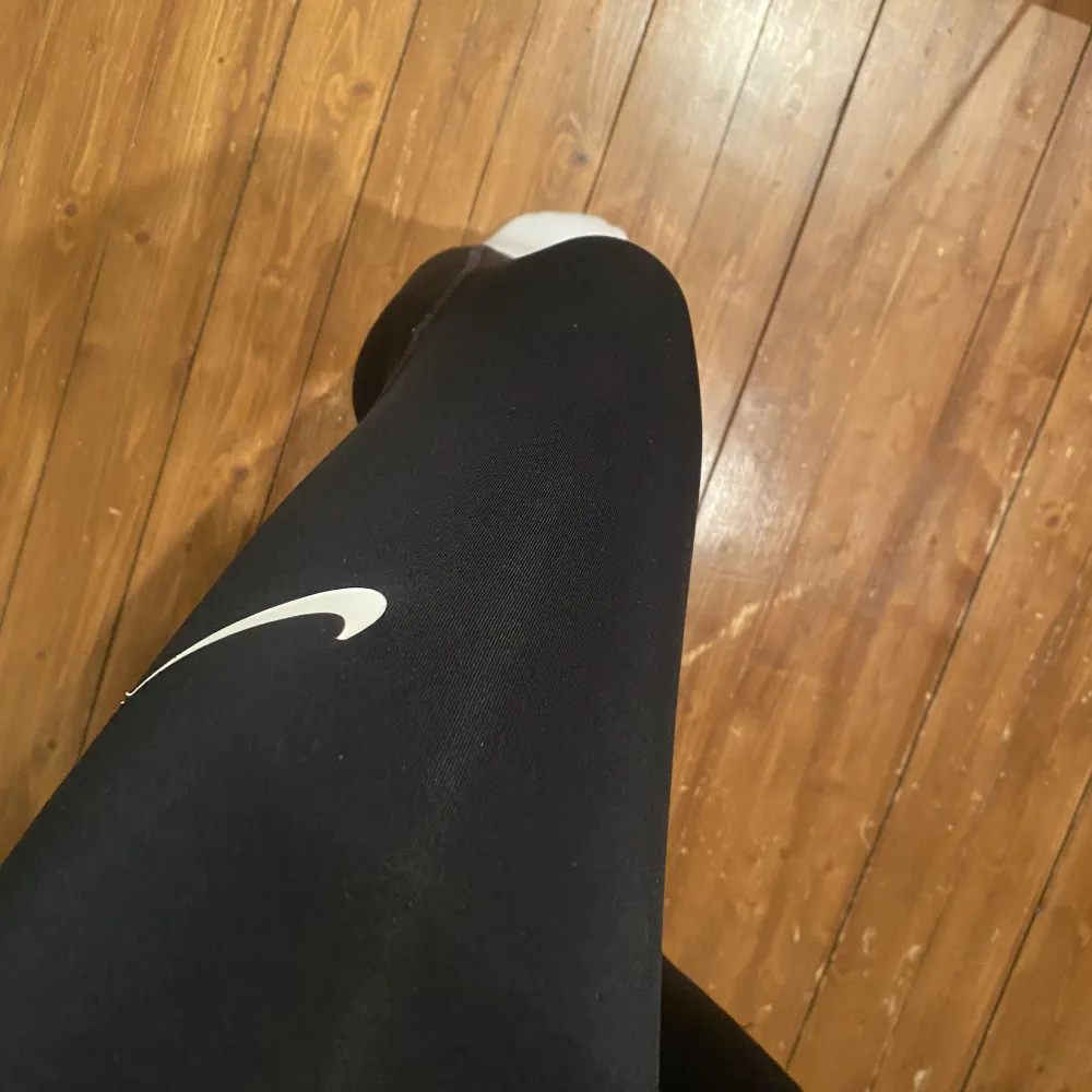 Jättefina tränings byxor från Nike som sitter jättebra❤️dom är i mycket bra skick!. Jeans & Byxor.