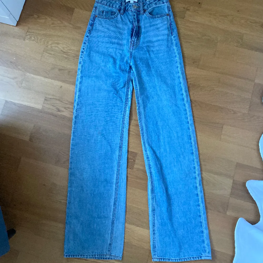 säljer dessa ljusblå jeans från hm, de är högmidjade och vida i modellen💘 pris kan diskuteras. Jeans & Byxor.