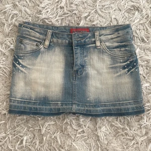 Jeanskjol - Cool lågmidjad jeanskjol men snygga detaljer!🙌 står att det är storlek 38 men den passar mig som har xs, gansk stretchig i materialet😊