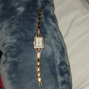 Guess klocka som ny - Är i super skick. Säljer den för 1000 kr.