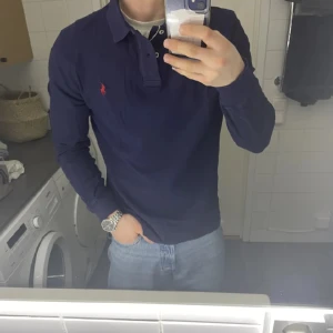 Ralph Lauren polo tröja - En mycket fin polo Ralph lauren polo tröja i mycket bra skick. Storlek M men funkar bra till L