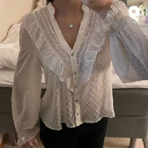 zara topp - lånade bilder! säljer denna populära toppen från zara då den ej kommer till användning. endast använd ett fåtal gånger!