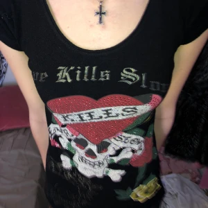 Ed Hardy t-shirt - Superbra skick, stretchigt material, ganska lång passar för S/M