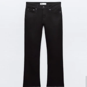 Zara jeans - Croppade lågmidjade jeans ifrån zara! Lappen kvar och oanvända. Original pris 459