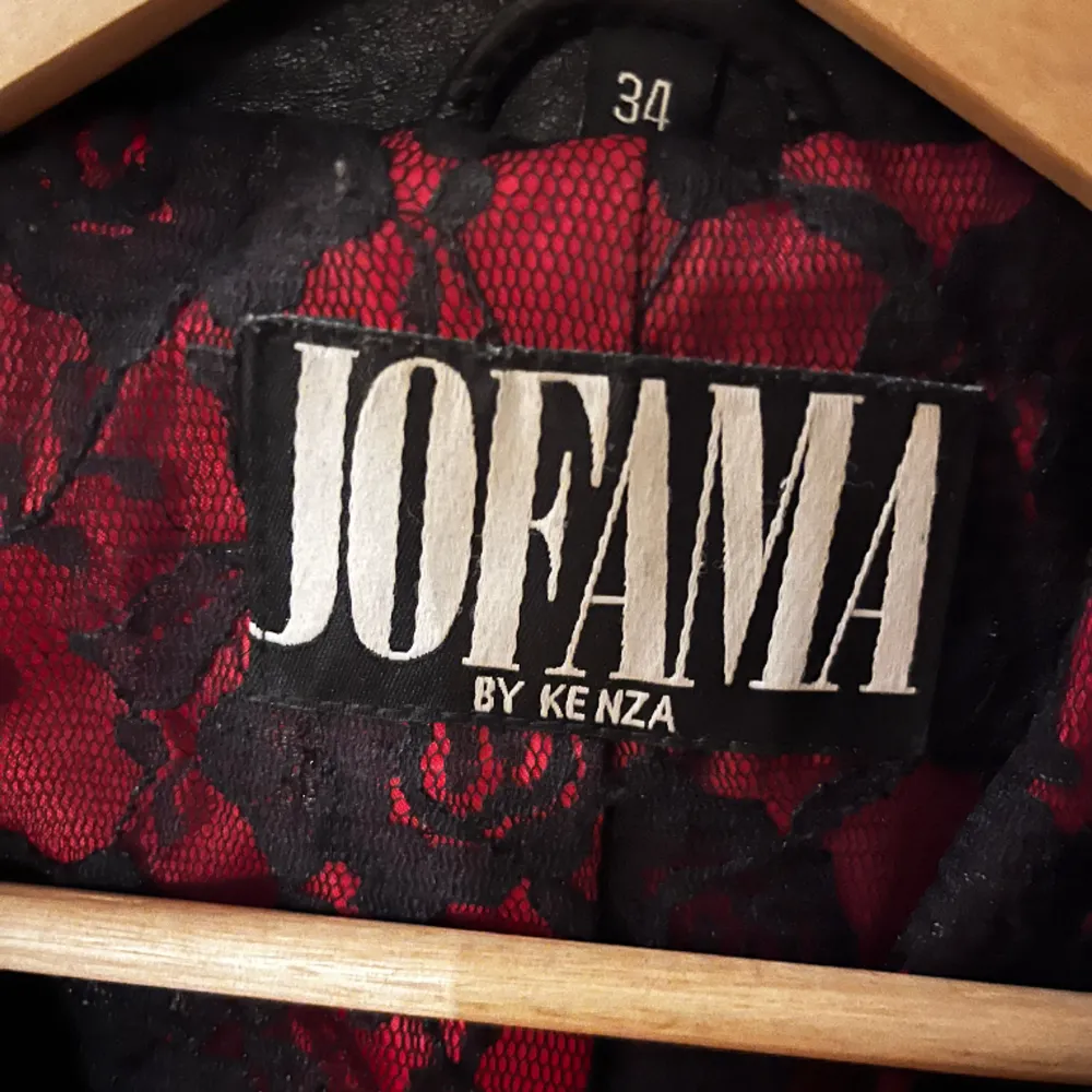 Jofama by Kenza jacka i extremt bra skick. Använd en gång! Nypris 2790 kr, säljer för 1000. Jackor.