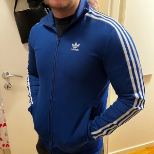 Adidas  - Adidas ziptröja i storlek S. Köpt i Adidas butiken i Paris. Använd fåtal gånger då jag den inte passar i storlek. Jätte fin och skick är 9/10!