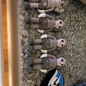Kaws keychains + jordan 1 keychain - Ett par nyckelringar jag köpte för ungefär 1 månad sen men har inte kommit till någon anledning. Alla tillsammans säljs för 150kr så passa på!