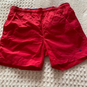 Herr badbyxor Gant - Badbbyxor Gant 2 fickor framme o en bak i väldigt bra skick som ny , strl M färgen som det ser ut på bilder. 