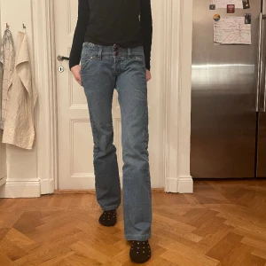Lågmidjade jeans Levis  - Snygga lågmidjade jeans från Levis!   Vet inte varför bilderna är så pixliga men om ni vill ha bättre bilder skriv privat så skickar jag fler!!