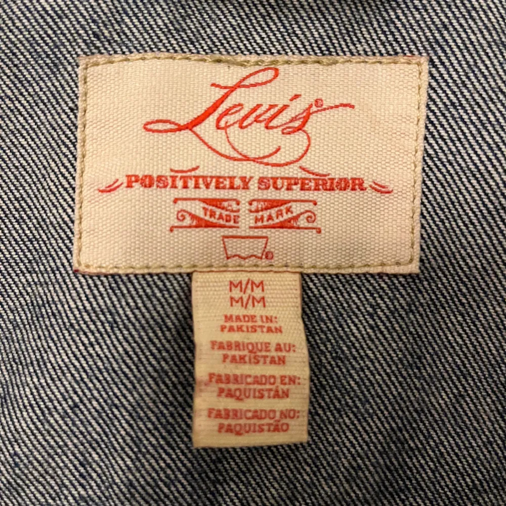 Levi’s jeansjacka storlek M men skulle säga att den passar en xs/s. Går att dra dragkedjan från båda hållen. Använd 1 gång då den är för liten.. Jackor.