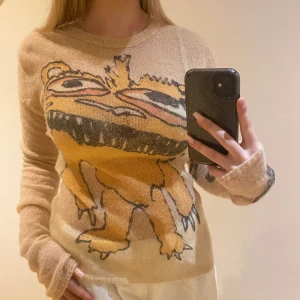 Monster tröja🧡 - Säljer min söta monster tröja från Weekday!🧡🤍🧡🤍 Köpt för 400 kronor och endast använd 3 gånger🤍