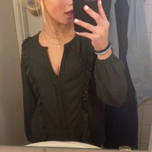 Zara blus💕 - Jättefin söt blus från Zara köpt förra vintern! Endast använd två ggr och säljer eftersom att den knte kommer till användning☺️Skulle säga att storleken funkar båda XS och S