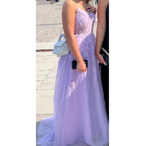 Balklänning  - Ljuslila balklänning från JJ’s House. Nypris 2400. Använd 1 tillfälle vid min bal 2023. Den är köpt av en annan tjej här genom plick. Skriv privat för fler bilder.