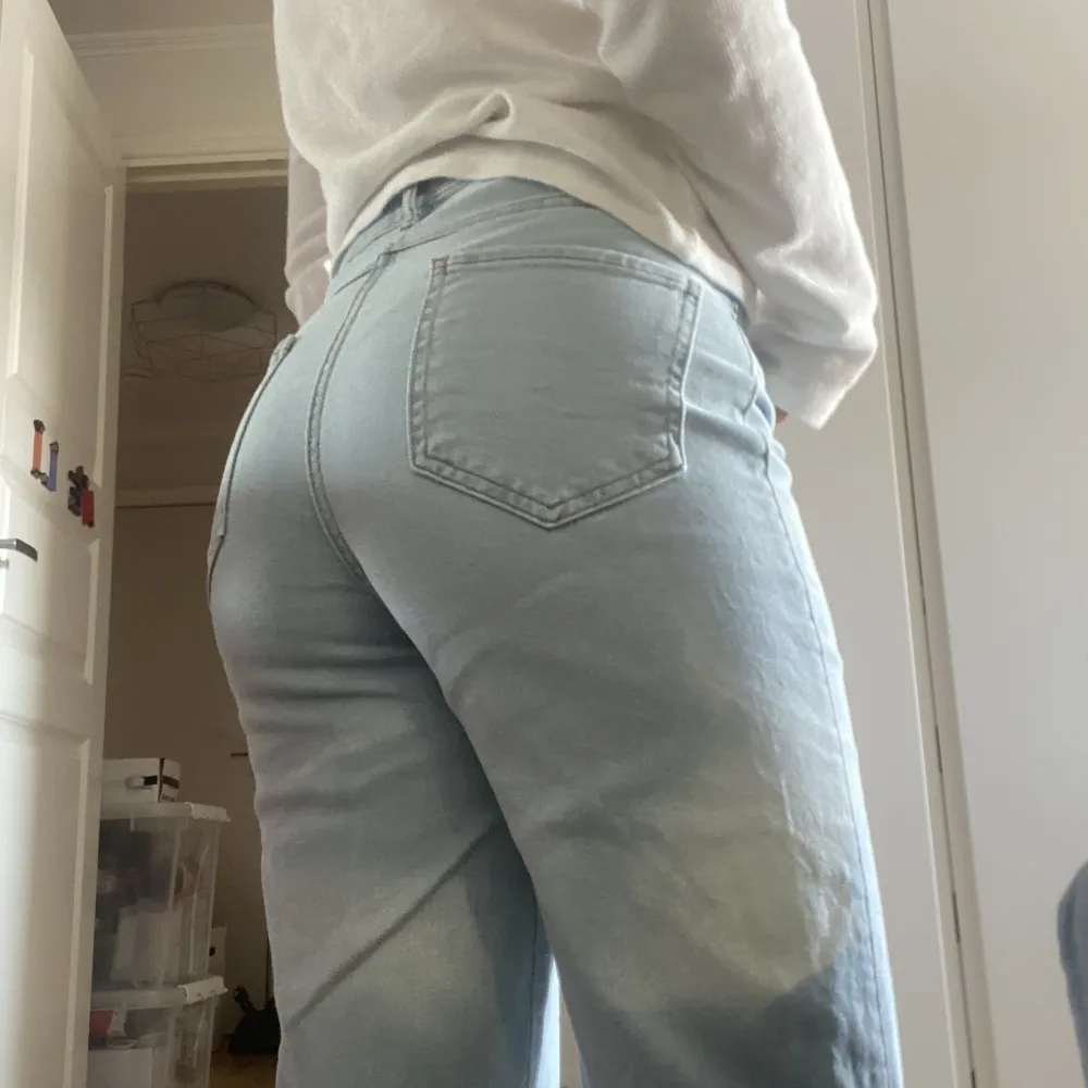 Ljusa jeans från Madlady, storlek 34. Hålen har jag själv klippt❣️. Jeans & Byxor.