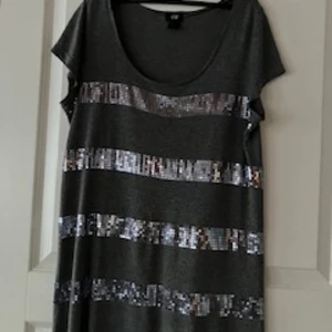 Festlig topp  - Festlig topp. Fint skick. Passar s-m.