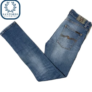 Nudie Jeans | Ljusblå  - Tvärfeta nudie jeans i 9/10 skick! Han på bilden är ca. 175 (W28 L32) Modellen är Lean Dean. Nypris: ca 1600kr Skriv vid frågor eller funderingar 