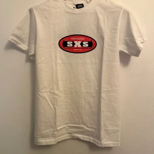 Sneakersnstuff T-shirt - Riktigt fet T-Shirt från Sneakersnstuff! Helt oanvänd. Nypris 500kr men säljer för  150kr!  Var inte rädda av att höra av er vid frågor eller funderingar!