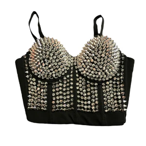 Nittopp - Topp med nitar som är skitsnygg!!! men passade inte direkt tyvärr ;( Hoppas den får ett nytt fint hem🤍 Använd gärna köp nu!