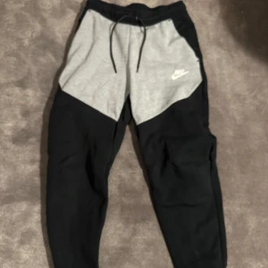 En par tech fleece byxor som är för små nu och är väldigt sköna! - Skicket på de hör byxorna är väldigt bra och är knappt smutsig eller har några hål!