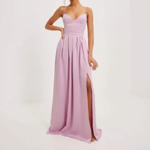 Balklänning  - Jättefin balklänning i satin. Endast använd en gång på min bal så den är i väldigt fint skick. Jag är 163 och med klackar går den ända ner till marken så den funkar om man är lite längre än så också. Nypris 1399kr. Pris går att diskutera.