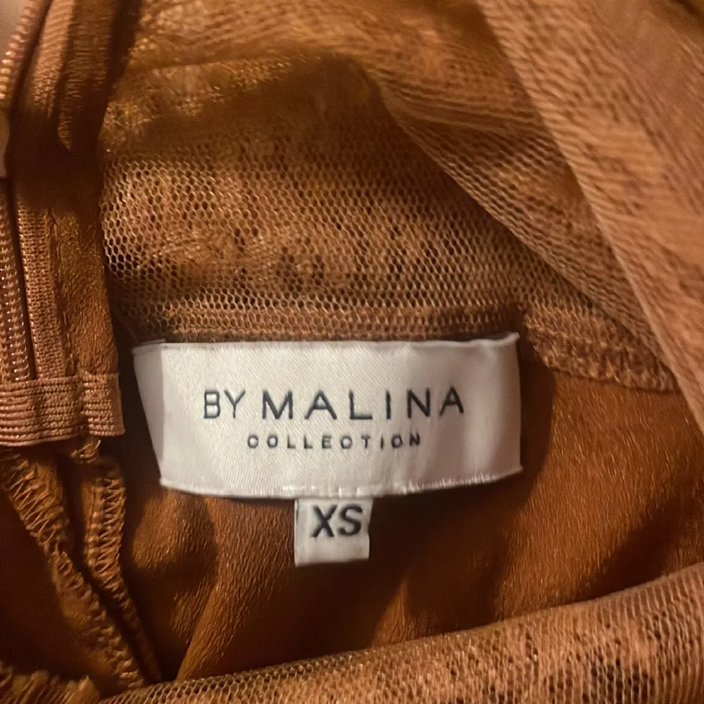 Säljer denna by malina blus som är lite brun, orange. Skit snygg till typ ett par jeans men passar till typ all byxor! Super fin men skulle verkligen inte säga att de är en xs snarare S möjligen M då den passar mig med typ S-M/36❤️. Blusar.