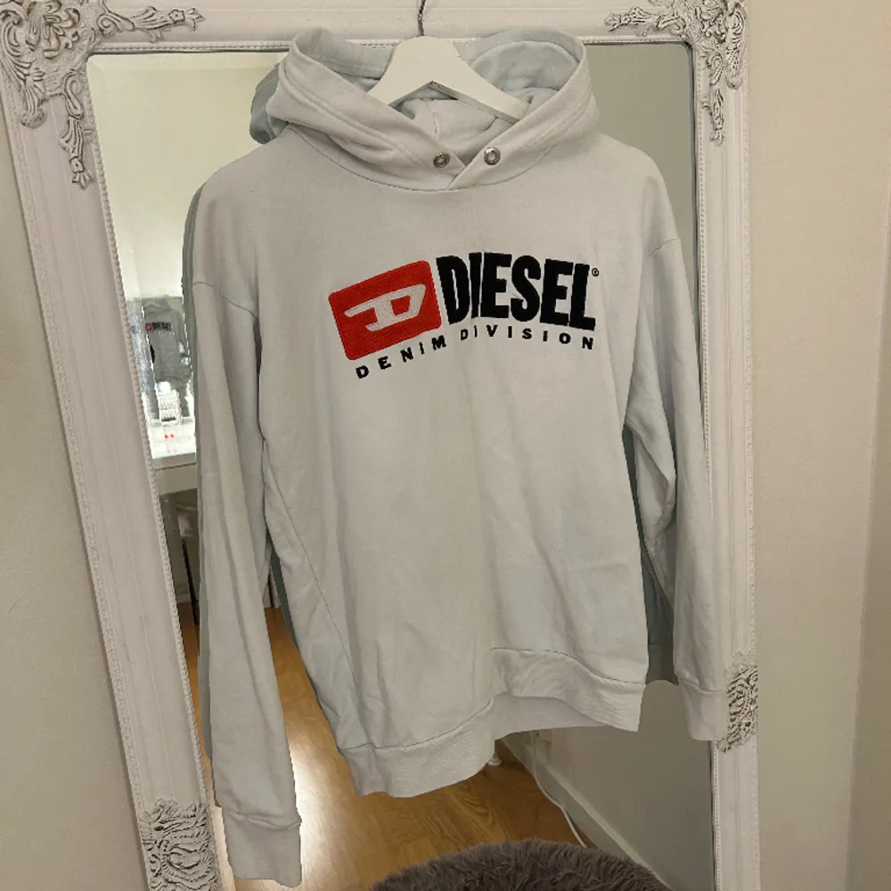 Säljer denna Diesel hoodien i strl S då den aldrig kommer till använding. I bra skick. Tryck gärna på köp nu.. Hoodies.