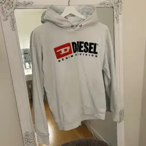 Säljer denna Diesel hoodien i strl S då den aldrig kommer till använding. I bra skick. Tryck gärna på köp nu.