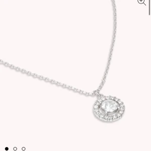 Halsband lily and rose - Säljer detta jättefina halsbandet från lily and rose❤️köpt för 330kr