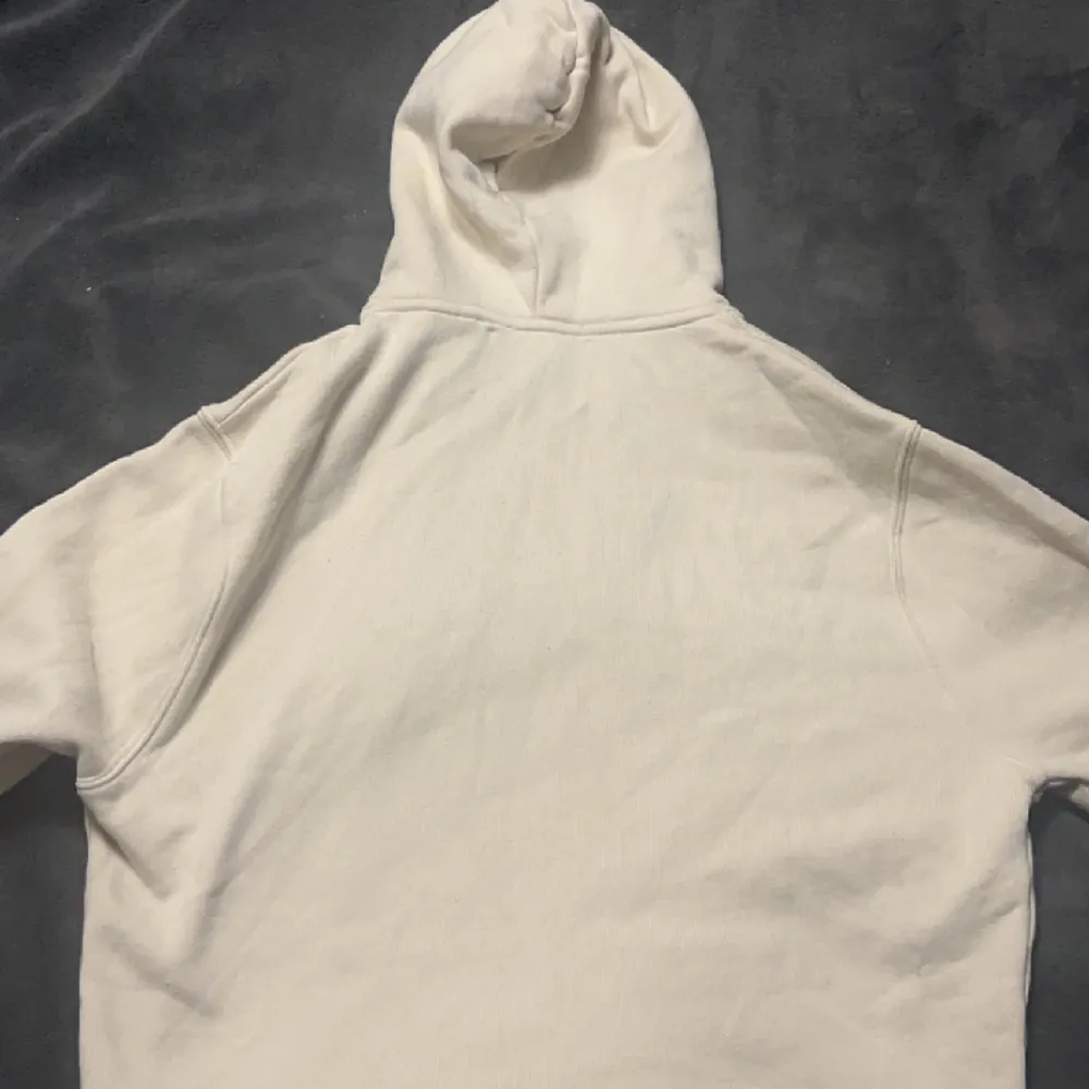 Säljer nu min arigato hoodie, använt fåtal gånger och är i ett super bra skick! Nypris 1850 jag säljer för 360 Pris kan alltid diskuteras det är ej hugget i sten!. Hoodies.