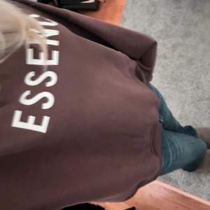 Jättefin brun hoodie utan luva. Köpte för ca 1 år sen men vet inte vart. Den är i nyskick och kan mötas i sthlm eller frakta. Köparen står för frakt❤️