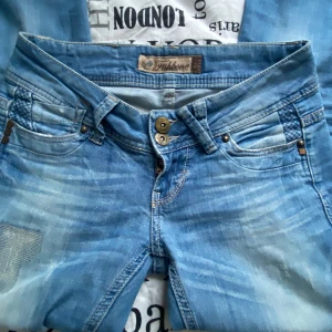 Jeans från Fishbone  - Super fina lågmidjade jeans från Fishbone💓 storlek 26 som motsvarar xs. Jeans har jättefina detaljer. Hör gärna av er om ni har frågor eller om ni vill ha flera bilder! Postar samma dag som köpet sker! 