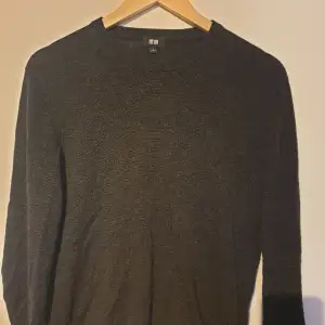 Stickad grå tröja från Uniqlo.  Inga täcken på användning. Nypris: 599. Pris kan diskuteras vid snabb affär 