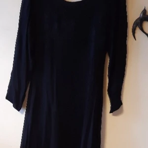 Klänning med broderier - Halvlång Klänning med broderad överdel. Ärmarna i skir genomskinöig chiffong eller kanse mesh. Jag vet inte skillnaden riktigt, om fet finns någon. En liten skada på ärmen nära armhålan. Syns knappast med vill man laga så kan man. E