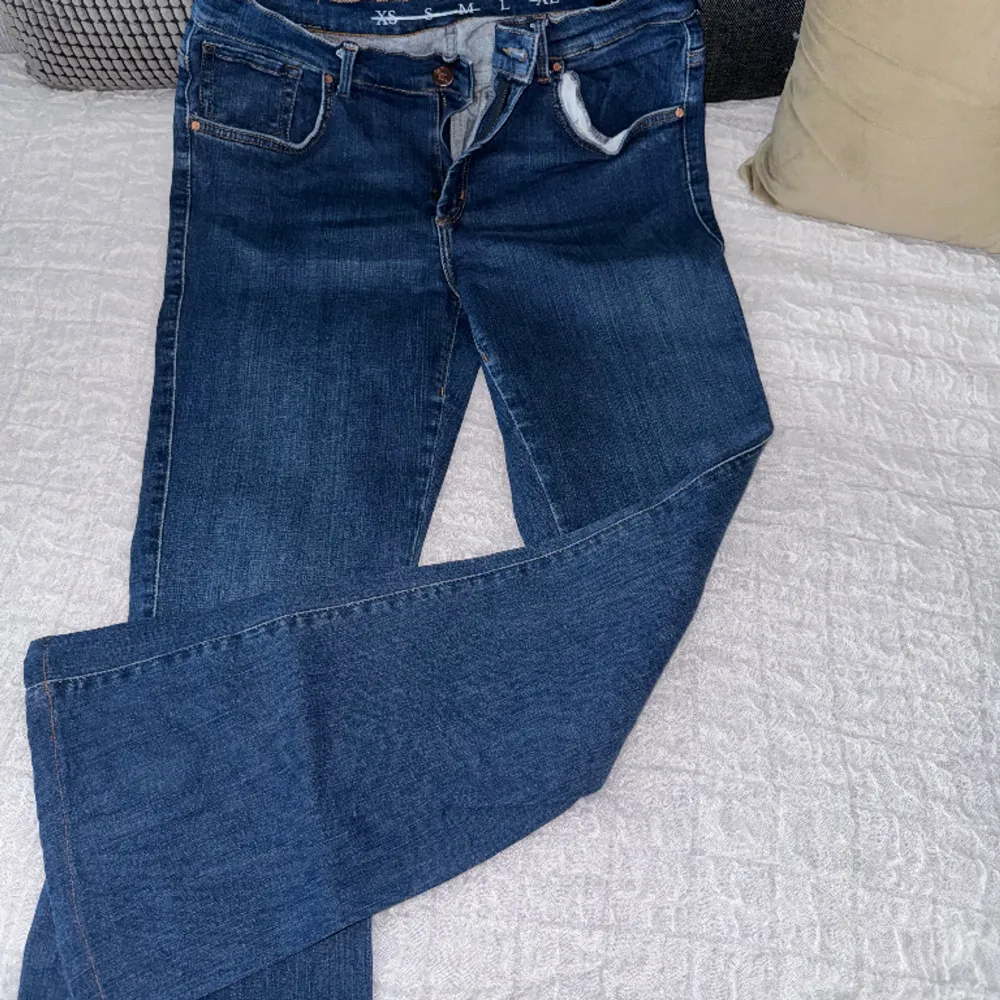 Mörkblå jeans med utsvängda ben. Jeans & Byxor.