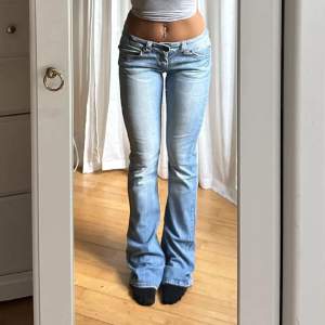 Säljer dessa ursnygga lågmidjade jeans med unika detaljer och perfekt färg💘💘 passar storlek 36/34 och innerbenet är 79 cm❣️ bilder är från förra säljaren❣️