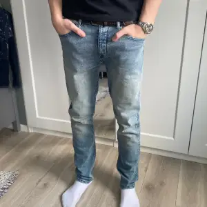 Tjena, säljer nu mina jeans från Neuw. Jeansen är i stort sett helt nya och har bara använts ett fåtal gånger. Dom är i slim fit och kommer i 30/32