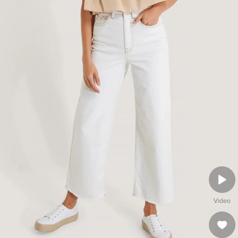 Snygga vita jeans med synlig söm! Dom har blivit för små för mig så väljer att sälja. Jag är 170 cm lång, S i toppar och M i jeans. Det går alltid att lägga prisförslag!!! 🪩🩷. Jeans & Byxor.