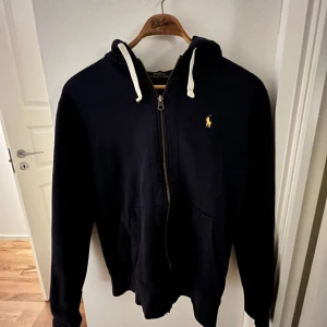 Ralph Lauren Hoodie - Används en del förr men är i ett acceptabelt skick. Storlek M Frakt ingår i priset 😄