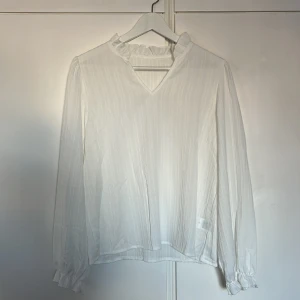 Vit blus - Vit tunn blus. Köpt för 250 kr.