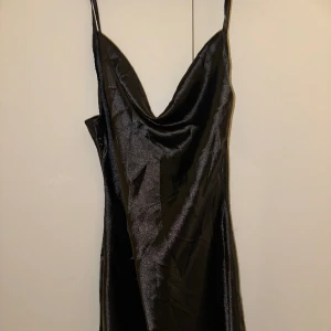 Fin satinklänning från ASOS - Superfin satinklänning från ASOS. Sitter smickrande och är i princip oanvänd!🪻 XS-S i storlek.