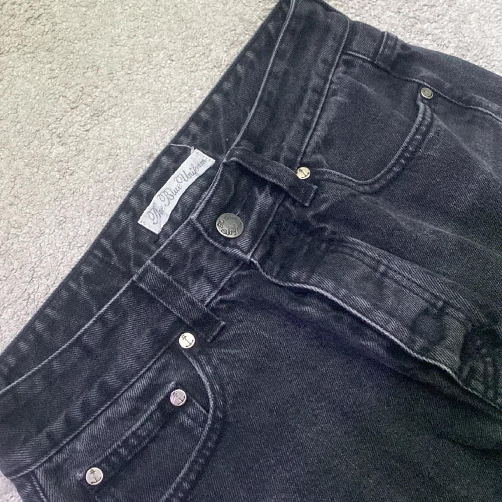 Hej säljer ett par fina jeans i storlek 28 men dom passar barn mellan 150-160  Ny pris 1300kr. Jeans & Byxor.