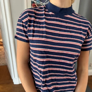 Zara randig tshirt - Blå röd och vit randig tshirt från Zara. Storlek S men sitter som en M.