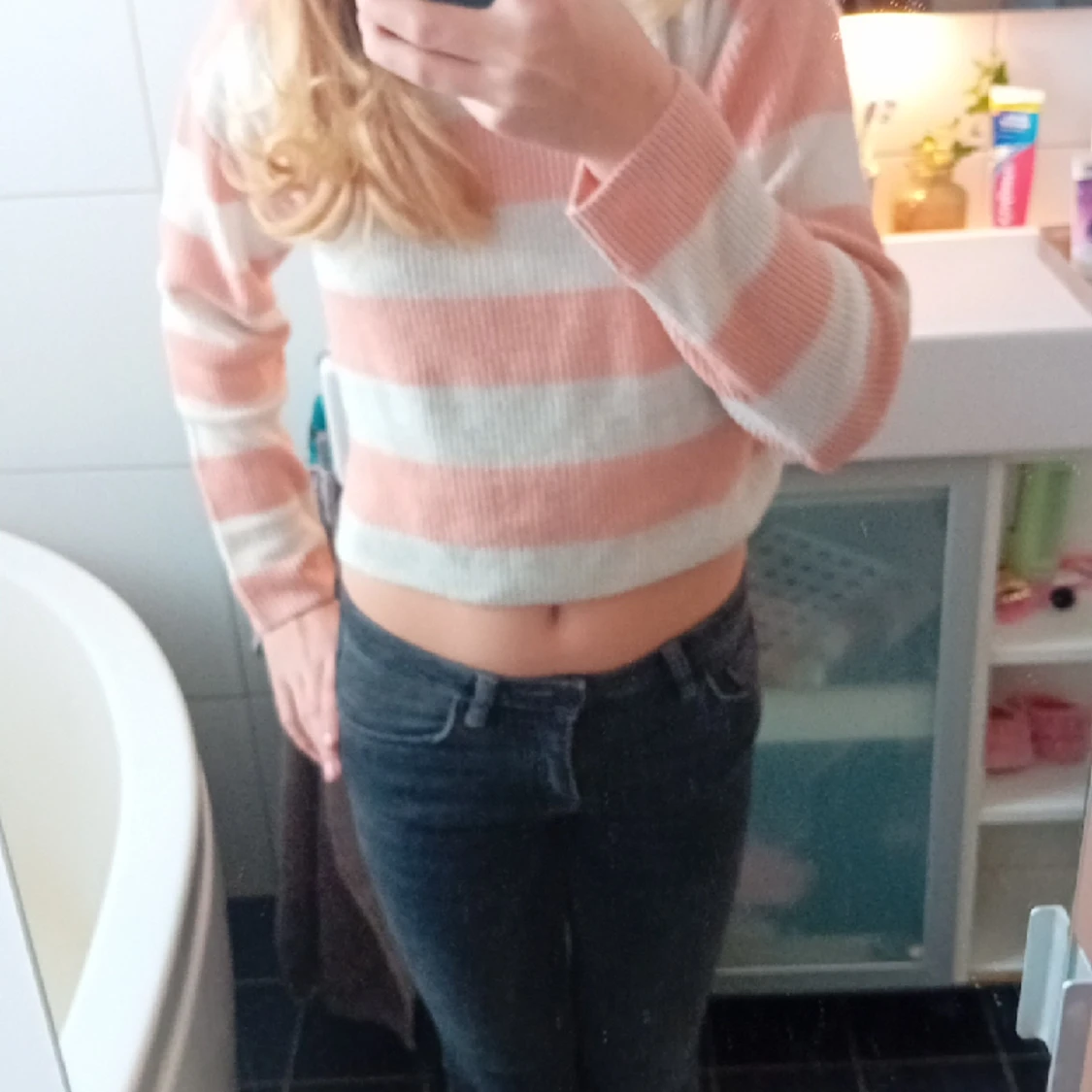 Två stickade tröjor en gul orange och en rosa - 90