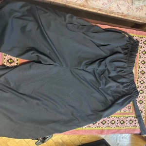 Baggy Japanese  - Baggy Japansk silhouette byxor. Storlek M Passar mig som är 179