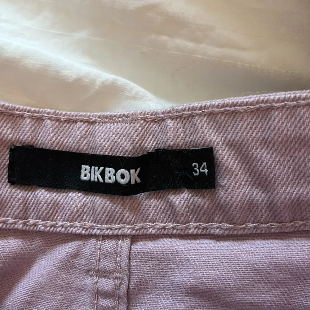 Säljer mina rosa jeans pga att de inte kommer till andvändning, endast andvända en gång💗💗. Jeans & Byxor.