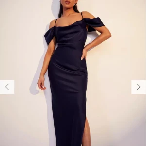 Balklänning - Jättefin balklänning i färgen navy. Aldrig använts enbart testad. Klänningen är petite. Skriv privat vid frågor och intresse🥰