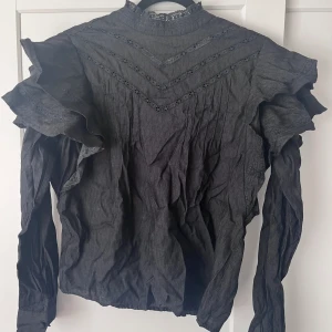 Volangblus  - Sååå söt volangblus. Endast använd en gång så i nyskick😍