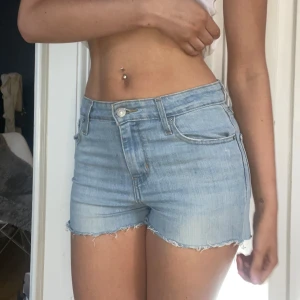 Levis shorts - Ett par Levis shorts i gott skick, har tyvärr lite små fläckar fram vid gylfen utöver det tillkommer inga fel. Shortsen är 36cm tvärs över midjan och super stretchiga mjukt jeans material, köp direkt för 230kr
