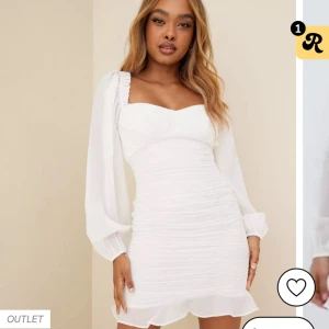 Vit studentklänning  - Ruche all over dress från Nelly Oanvänd, endast testad! Säljer pga inte min storlek