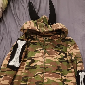 Cool punk hoodie med dragkedja - Halloj! Nu säljer jag denna hoodie jag har sytt/pimpat upp för ett bra tag sen då jag inte använder den. Men har haft den i garderoben länge då jag inte velat sålt den...men nu kan du kanske bli nästa ägare!